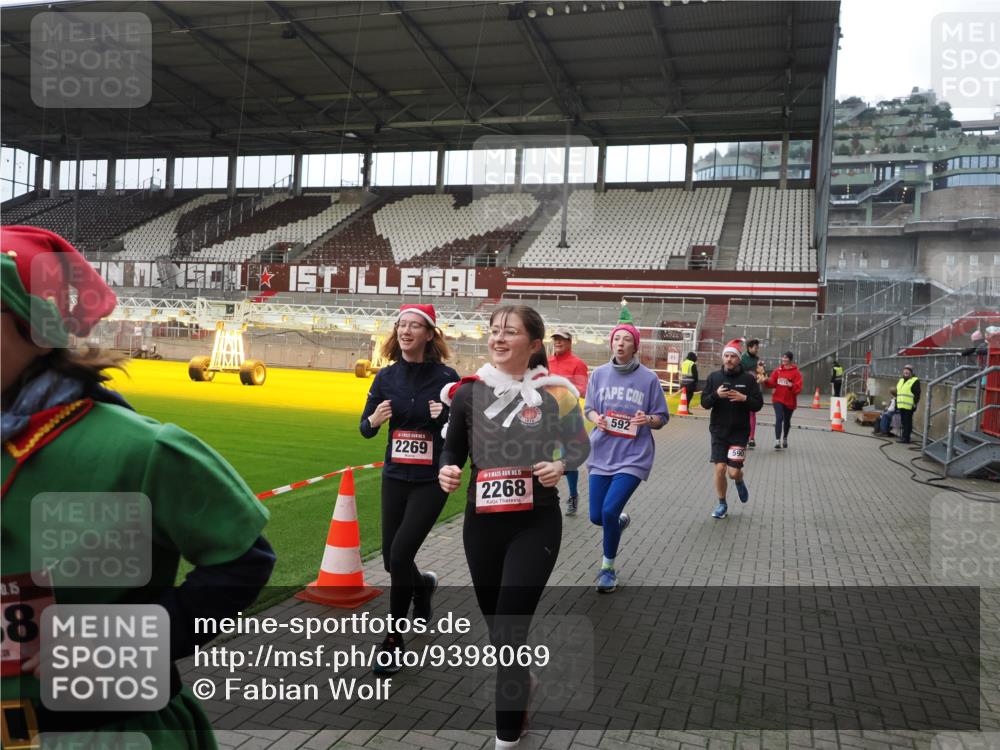 07.12.2025 - St. Pauli X-Mass-Run No. 15 Fabian Wolf http://msf.ph/oto/9398069 07.12.2025 10:48:48 Ziel 233, 290, 590, 592, 935, 1009, 1087, 1188, 1189, 1515, 1516, 1517, 1521, 1895, 2268, 2269, 2512, 2515, 3017, 3019, 3346 meine-sportfotos.de