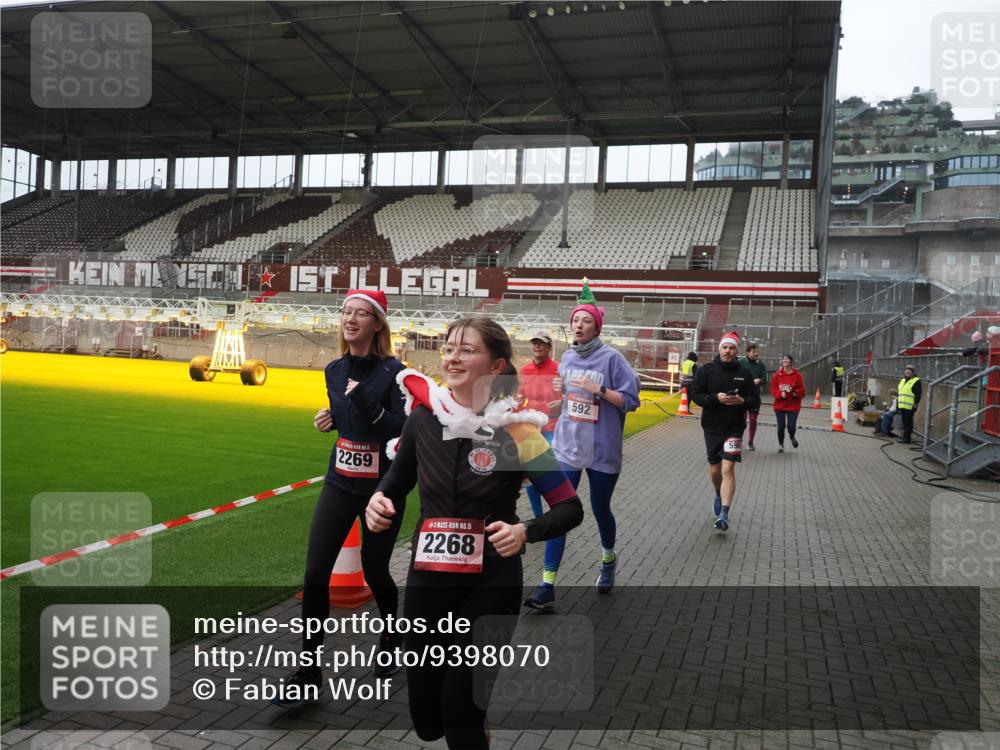 07.12.2025 - St. Pauli X-Mass-Run No. 15 Fabian Wolf http://msf.ph/oto/9398070 07.12.2025 10:48:48 Ziel 233, 290, 590, 592, 935, 1009, 1087, 1188, 1189, 1515, 1516, 1517, 1521, 1895, 2268, 2269, 2512, 2515, 3017, 3019, 3346 meine-sportfotos.de