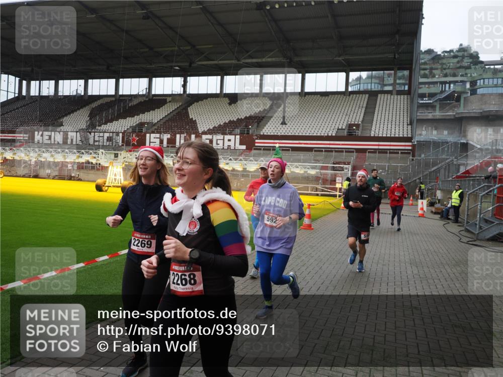 07.12.2025 - St. Pauli X-Mass-Run No. 15 Fabian Wolf http://msf.ph/oto/9398071 07.12.2025 10:48:48 Ziel 233, 290, 590, 592, 935, 1009, 1087, 1188, 1189, 1515, 1516, 1517, 1521, 1895, 2268, 2269, 2512, 2515, 3017, 3019, 3346 meine-sportfotos.de