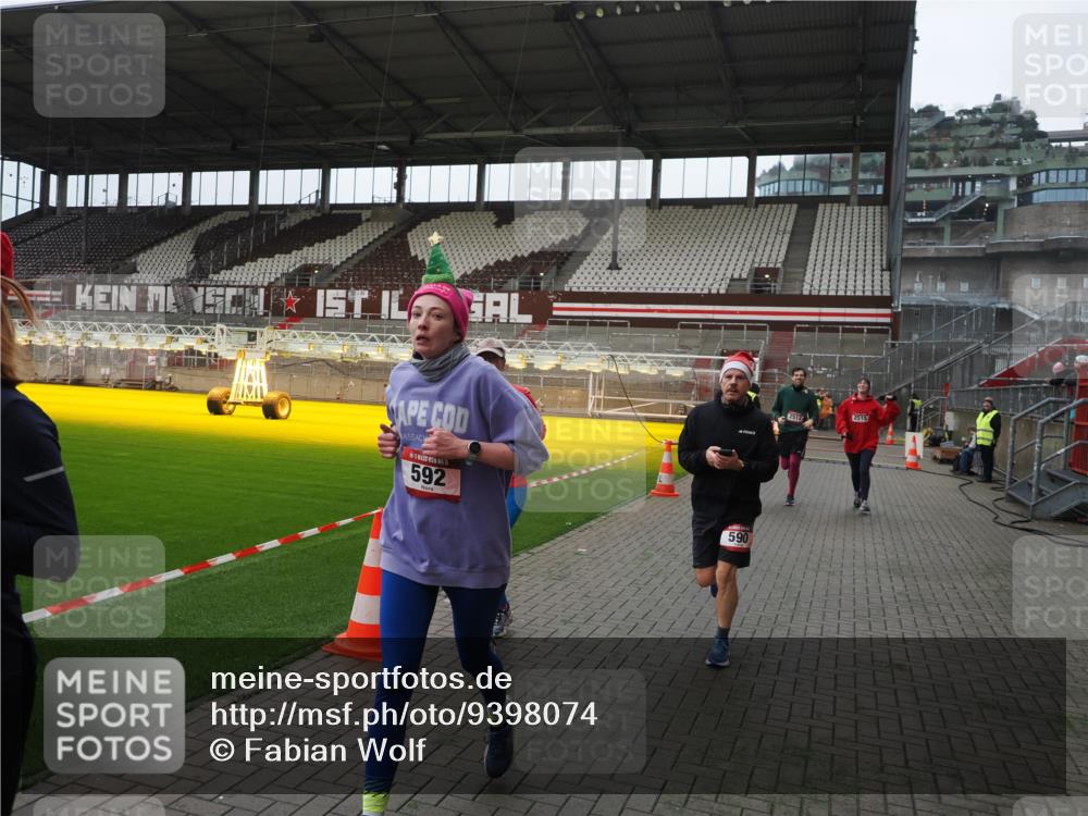 07.12.2025 - St. Pauli X-Mass-Run No. 15 Fabian Wolf http://msf.ph/oto/9398074 07.12.2025 10:48:49 Ziel 290, 590, 592, 935, 1009, 1087, 1188, 1189, 1515, 1516, 1517, 1521, 1895, 2268, 2269, 2512, 2515, 3017, 3019, 3346 meine-sportfotos.de