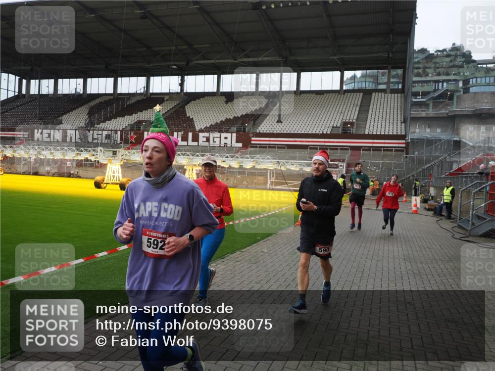 07.12.2025 - St. Pauli X-Mass-Run No. 15 Fabian Wolf http://msf.ph/oto/9398075 07.12.2025 10:48:49 Ziel 290, 590, 592, 935, 1009, 1087, 1188, 1189, 1515, 1516, 1517, 1521, 1895, 2268, 2269, 2512, 2515, 3017, 3019, 3346 meine-sportfotos.de