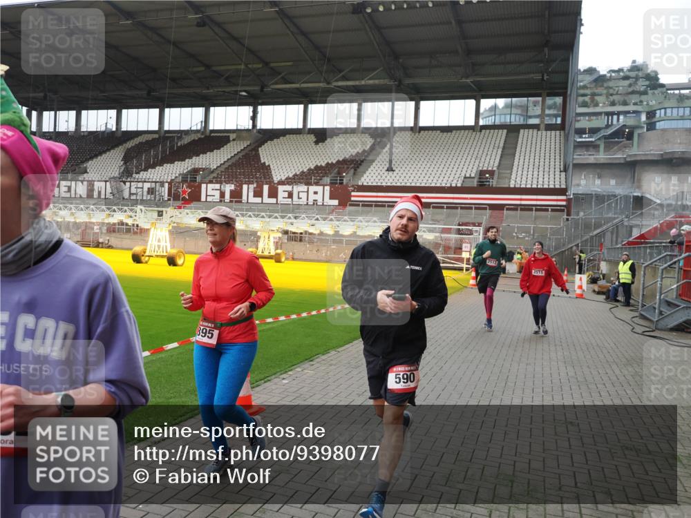 07.12.2025 - St. Pauli X-Mass-Run No. 15 Fabian Wolf http://msf.ph/oto/9398077 07.12.2025 10:48:49 Ziel 290, 590, 592, 935, 1009, 1087, 1188, 1189, 1515, 1516, 1517, 1521, 1895, 2268, 2269, 2512, 2515, 3017, 3019, 3346 meine-sportfotos.de