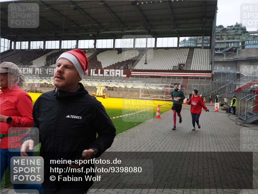 07.12.2025 - St. Pauli X-Mass-Run No. 15 Fabian Wolf http://msf.ph/oto/9398080 07.12.2025 10:48:50 Ziel 379, 590, 592, 1009, 1087, 1188, 1189, 1515, 1516, 1895, 2268, 2269, 2512, 2515, 3017, 3019, 3346 meine-sportfotos.de
