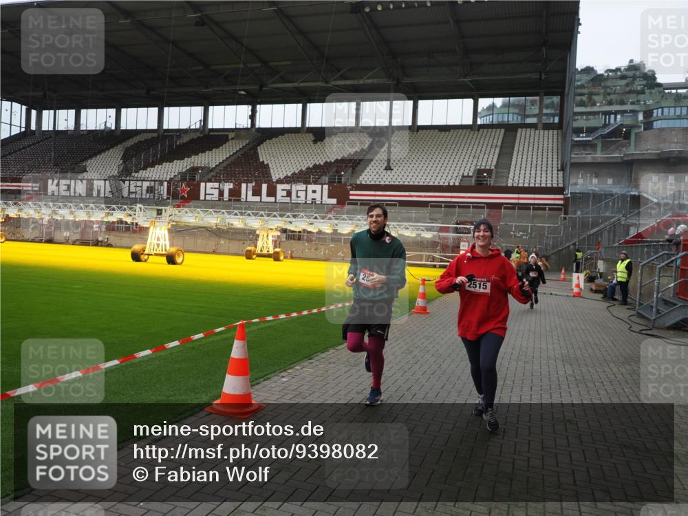 07.12.2025 - St. Pauli X-Mass-Run No. 15 Fabian Wolf http://msf.ph/oto/9398082 07.12.2025 10:48:51 Ziel 379, 590, 592, 1009, 1087, 1188, 1189, 1895, 2268, 2269, 2512, 2515, 3017, 3019, 3346 meine-sportfotos.de