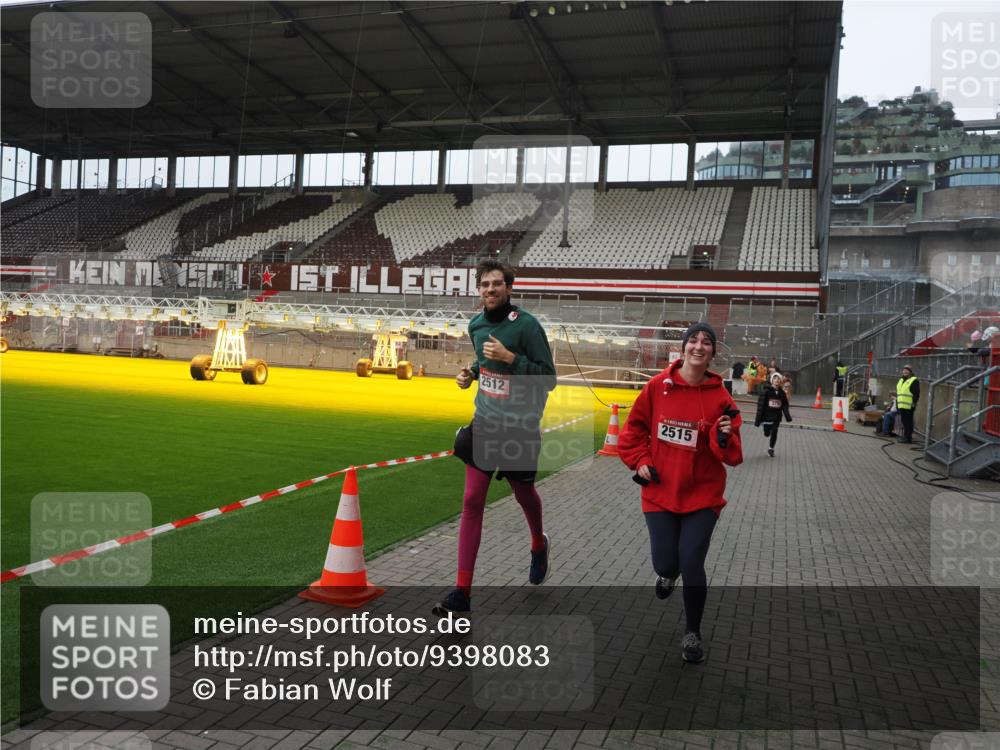 07.12.2025 - St. Pauli X-Mass-Run No. 15 Fabian Wolf http://msf.ph/oto/9398083 07.12.2025 10:48:51 Ziel 379, 590, 592, 1009, 1087, 1188, 1189, 1895, 2268, 2269, 2512, 2515, 3017, 3019, 3346 meine-sportfotos.de