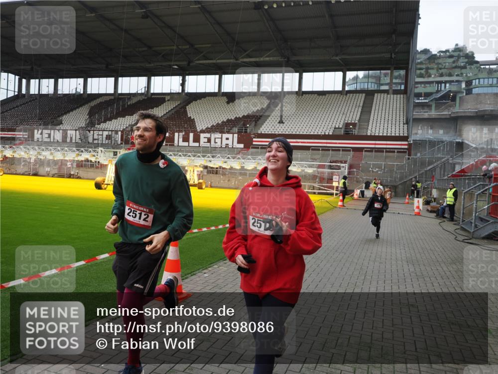 07.12.2025 - St. Pauli X-Mass-Run No. 15 Fabian Wolf http://msf.ph/oto/9398086 07.12.2025 10:48:52 Ziel 379, 590, 592, 1009, 1019, 1087, 1188, 1189, 1895, 2268, 2269, 2512, 2515, 3346 meine-sportfotos.de