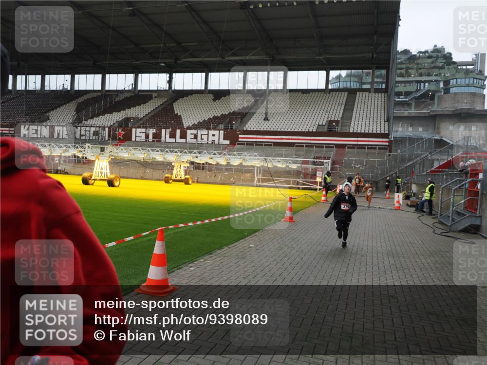 07.12.2025 - St. Pauli X-Mass-Run No. 15 Fabian Wolf http://msf.ph/oto/9398089 07.12.2025 10:48:53 Ziel 379, 590, 592, 1009, 1019, 1087, 1188, 1189, 1895, 2268, 2269, 2512, 2515, 3346 meine-sportfotos.de