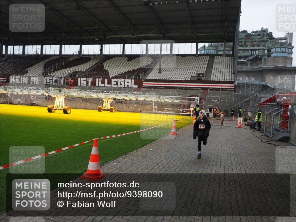 07.12.2025 - St. Pauli X-Mass-Run No. 15 Fabian Wolf http://msf.ph/oto/9398090 07.12.2025 10:48:53 Ziel 379, 590, 592, 1009, 1019, 1087, 1188, 1189, 1895, 2268, 2269, 2512, 2515, 3346 meine-sportfotos.de