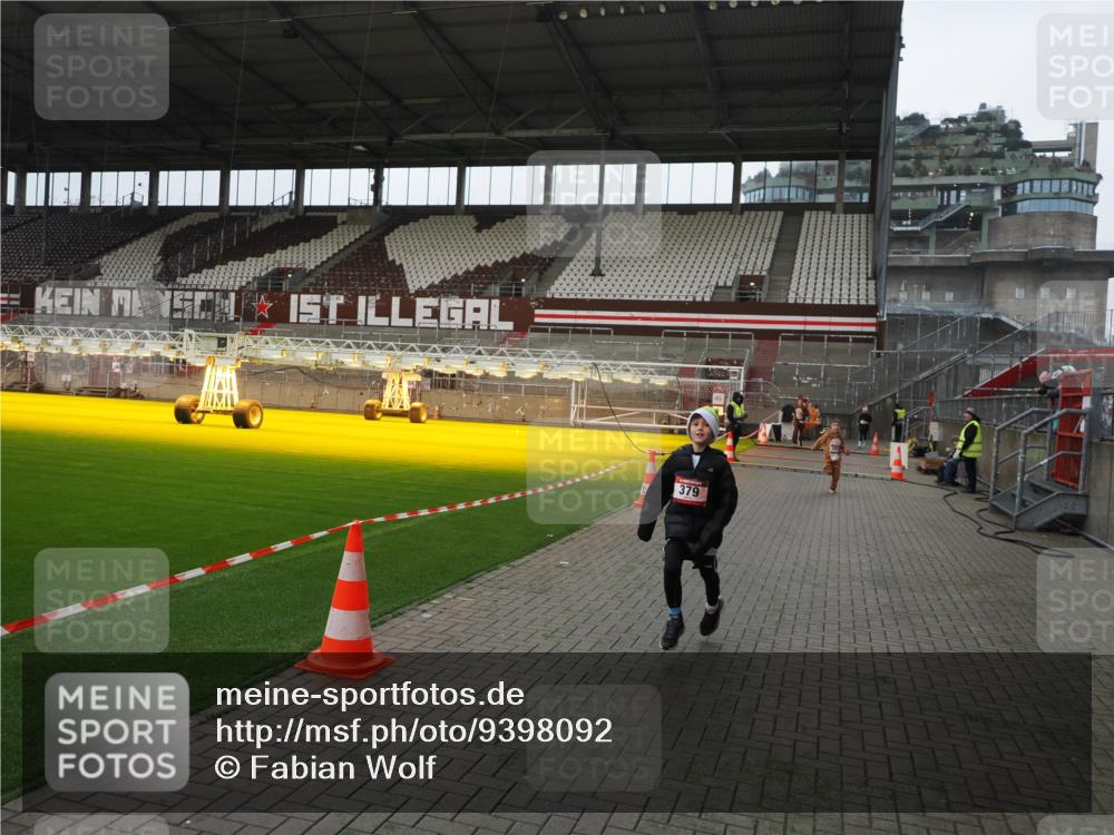07.12.2025 - St. Pauli X-Mass-Run No. 15 Fabian Wolf http://msf.ph/oto/9398092 07.12.2025 10:48:53 Ziel 379, 590, 592, 1009, 1019, 1087, 1188, 1189, 1895, 2268, 2269, 2512, 2515, 3346 meine-sportfotos.de
