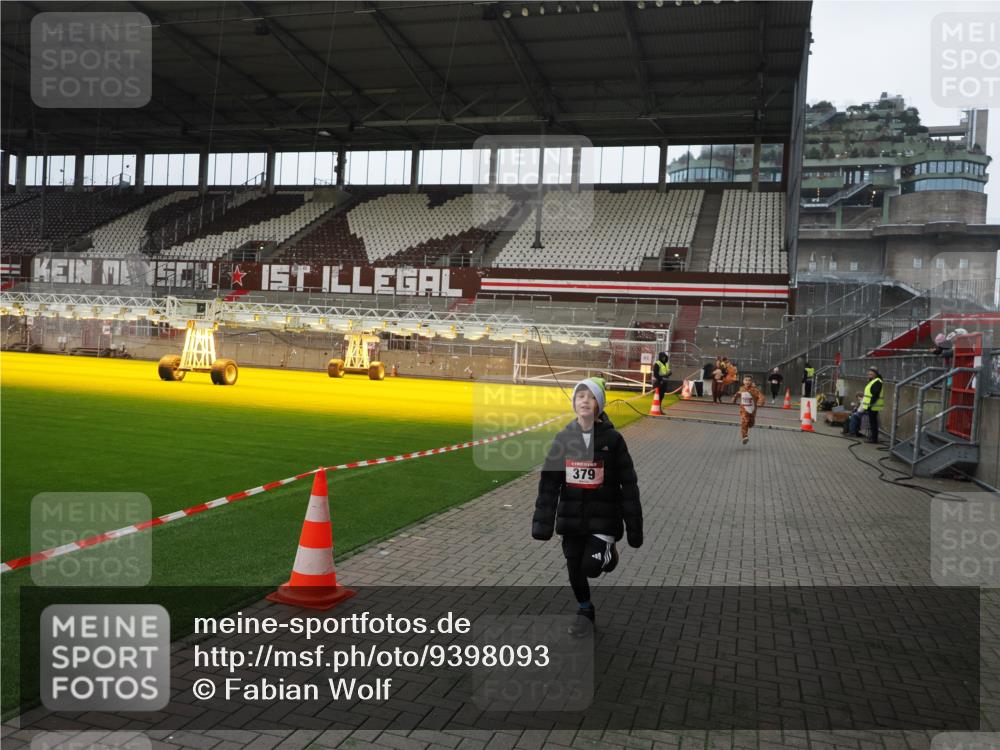 07.12.2025 - St. Pauli X-Mass-Run No. 15 Fabian Wolf http://msf.ph/oto/9398093 07.12.2025 10:48:53 Ziel 379, 590, 592, 1009, 1019, 1087, 1188, 1189, 1895, 2268, 2269, 2512, 2515, 3346 meine-sportfotos.de