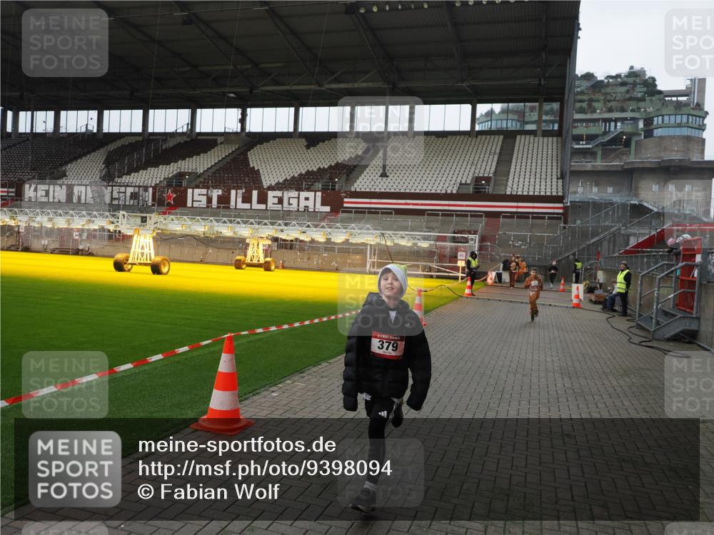 07.12.2025 - St. Pauli X-Mass-Run No. 15 Fabian Wolf http://msf.ph/oto/9398094 07.12.2025 10:48:54 Ziel 379, 590, 592, 1009, 1019, 1087, 1188, 1189, 1895, 2268, 2269, 2512, 2515, 3346 meine-sportfotos.de