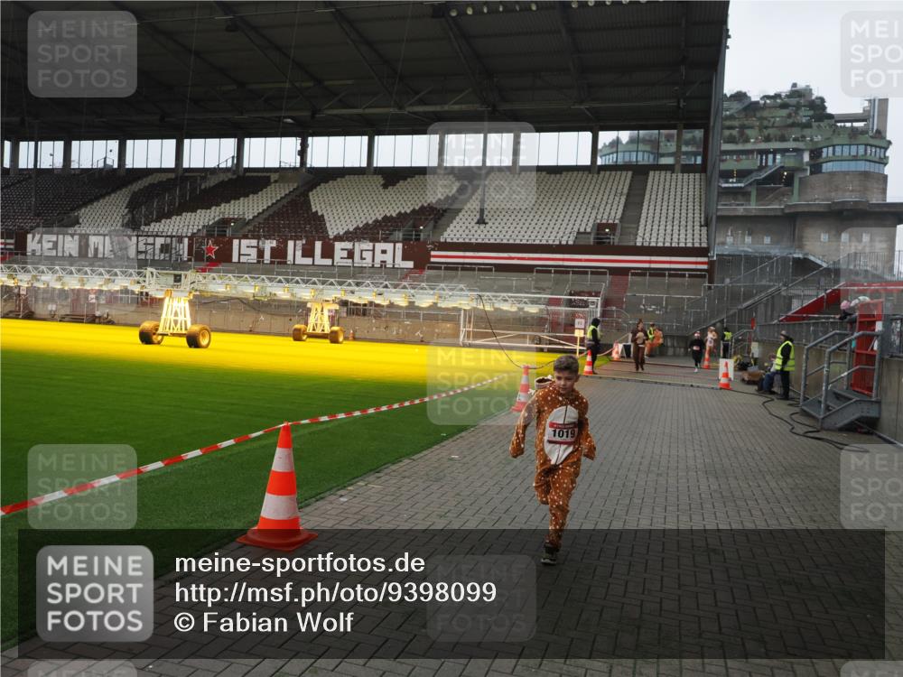 07.12.2025 - St. Pauli X-Mass-Run No. 15 Fabian Wolf http://msf.ph/oto/9398099 07.12.2025 10:48:56 Ziel 379, 590, 592, 1019, 1164, 1166, 1188, 1189, 1895, 2268, 2269, 2512, 2515 meine-sportfotos.de