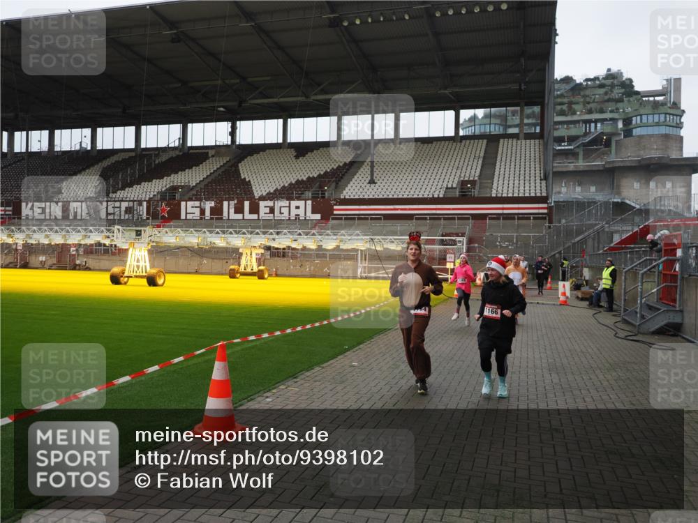 07.12.2025 - St. Pauli X-Mass-Run No. 15 Fabian Wolf http://msf.ph/oto/9398102 07.12.2025 10:49:03 Ziel 379, 1019, 1155, 1164, 1166, 2512, 2515, 3369 meine-sportfotos.de