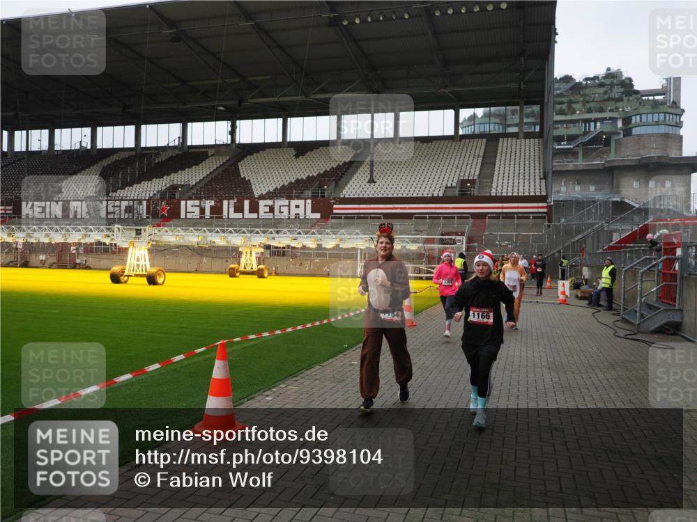 07.12.2025 - St. Pauli X-Mass-Run No. 15 Fabian Wolf http://msf.ph/oto/9398104 07.12.2025 10:49:04 Ziel 191, 194, 379, 471, 1019, 1155, 1164, 1166, 2515, 3369 meine-sportfotos.de
