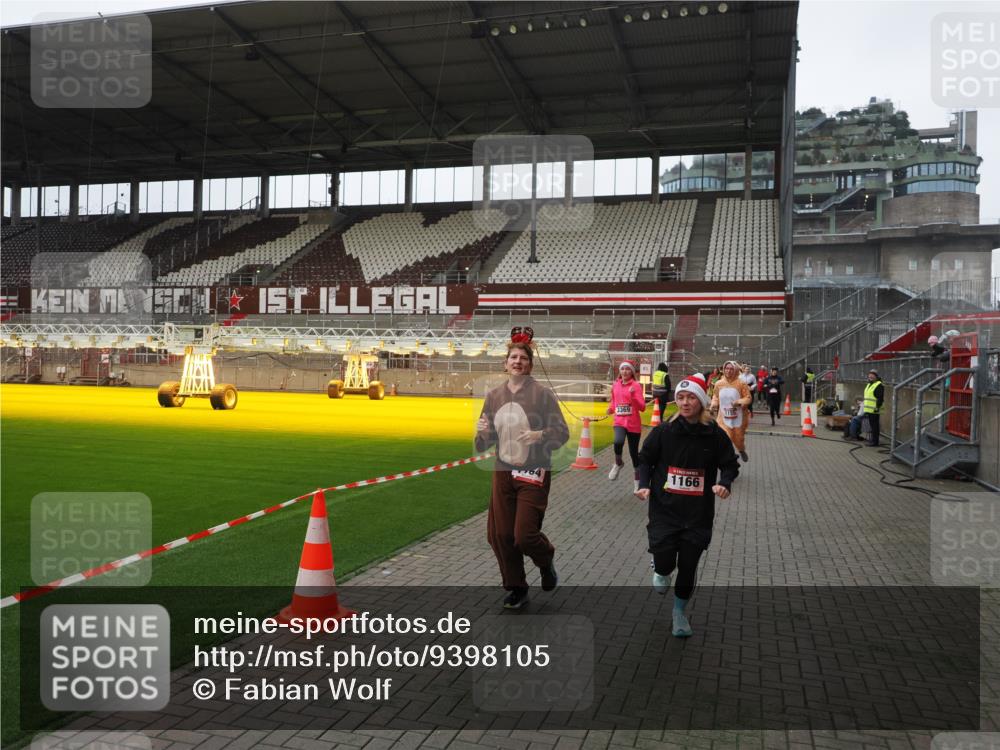 07.12.2025 - St. Pauli X-Mass-Run No. 15 Fabian Wolf http://msf.ph/oto/9398105 07.12.2025 10:49:04 Ziel 191, 194, 379, 471, 1019, 1155, 1164, 1166, 2515, 3369 meine-sportfotos.de