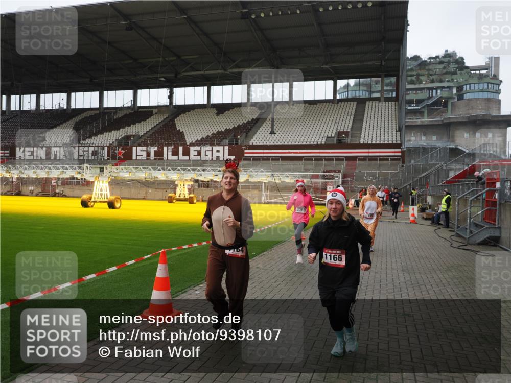 07.12.2025 - St. Pauli X-Mass-Run No. 15 Fabian Wolf http://msf.ph/oto/9398107 07.12.2025 10:49:04 Ziel 191, 194, 379, 471, 1019, 1155, 1164, 1166, 2515, 3369 meine-sportfotos.de