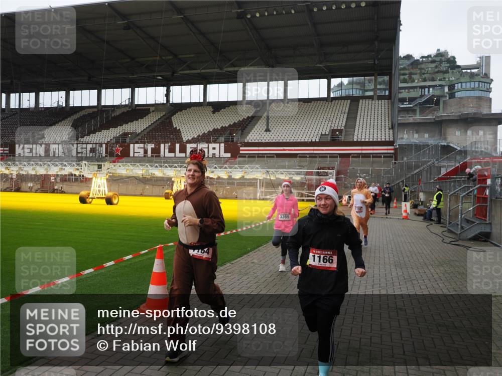 07.12.2025 - St. Pauli X-Mass-Run No. 15 Fabian Wolf http://msf.ph/oto/9398108 07.12.2025 10:49:05 Ziel 191, 194, 379, 471, 1019, 1155, 1164, 1166, 2921, 2933, 3369 meine-sportfotos.de