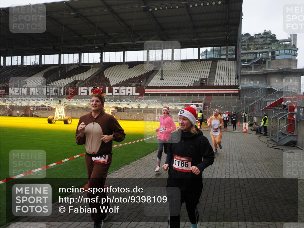 07.12.2025 - St. Pauli X-Mass-Run No. 15 Fabian Wolf http://msf.ph/oto/9398109 07.12.2025 10:49:05 Ziel 191, 194, 379, 471, 1019, 1155, 1164, 1166, 2921, 2933, 3369 meine-sportfotos.de