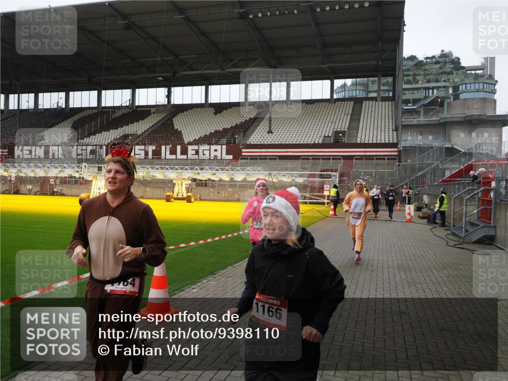 07.12.2025 - St. Pauli X-Mass-Run No. 15 Fabian Wolf http://msf.ph/oto/9398110 07.12.2025 10:49:05 Ziel 191, 194, 379, 471, 1019, 1155, 1164, 1166, 2921, 2933, 3369 meine-sportfotos.de