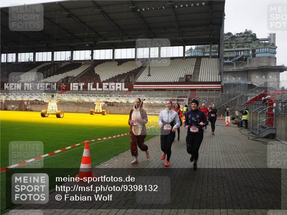07.12.2025 - St. Pauli X-Mass-Run No. 15 Fabian Wolf http://msf.ph/oto/9398132 07.12.2025 10:49:11 Ziel 191, 194, 471, 1019, 1155, 1164, 1166, 1370, 1372, 2921, 2933, 3366, 3369 meine-sportfotos.de