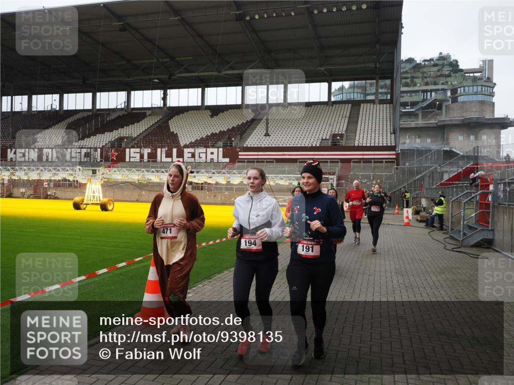 07.12.2025 - St. Pauli X-Mass-Run No. 15 Fabian Wolf http://msf.ph/oto/9398135 07.12.2025 10:49:12 Ziel 191, 194, 471, 1019, 1155, 1164, 1166, 1370, 1372, 2764, 2765, 2921, 2933, 3366, 3369 meine-sportfotos.de