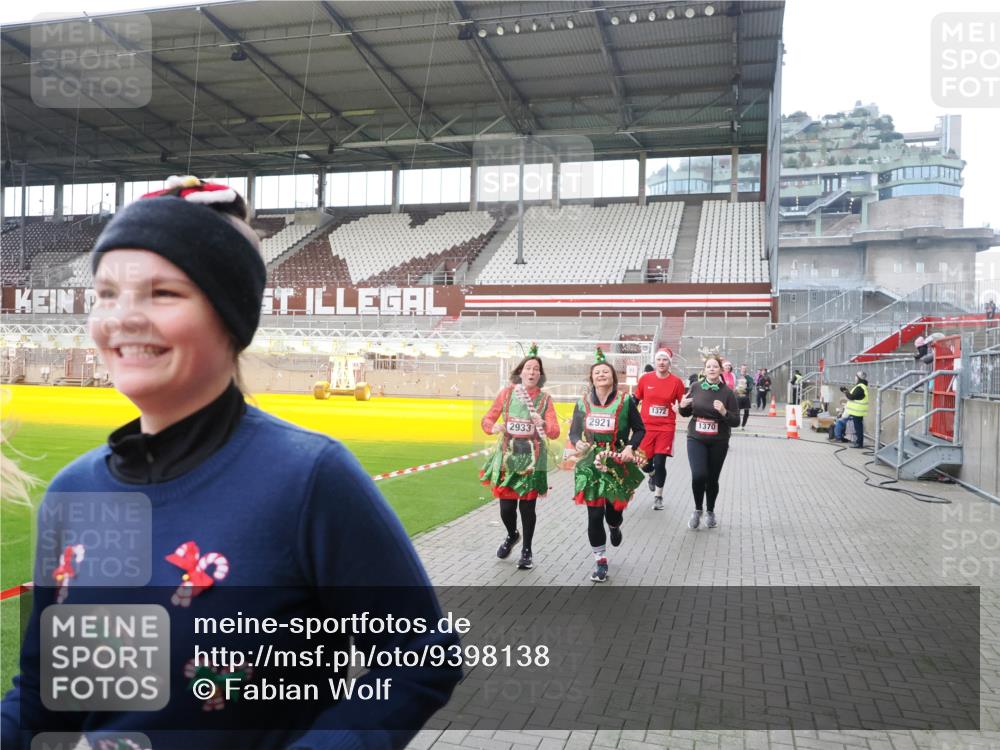 07.12.2025 - St. Pauli X-Mass-Run No. 15 Fabian Wolf http://msf.ph/oto/9398138 07.12.2025 10:49:13 Ziel 191, 194, 471, 1155, 1164, 1166, 1370, 1372, 2764, 2765, 2921, 2933, 3366, 3369 meine-sportfotos.de
