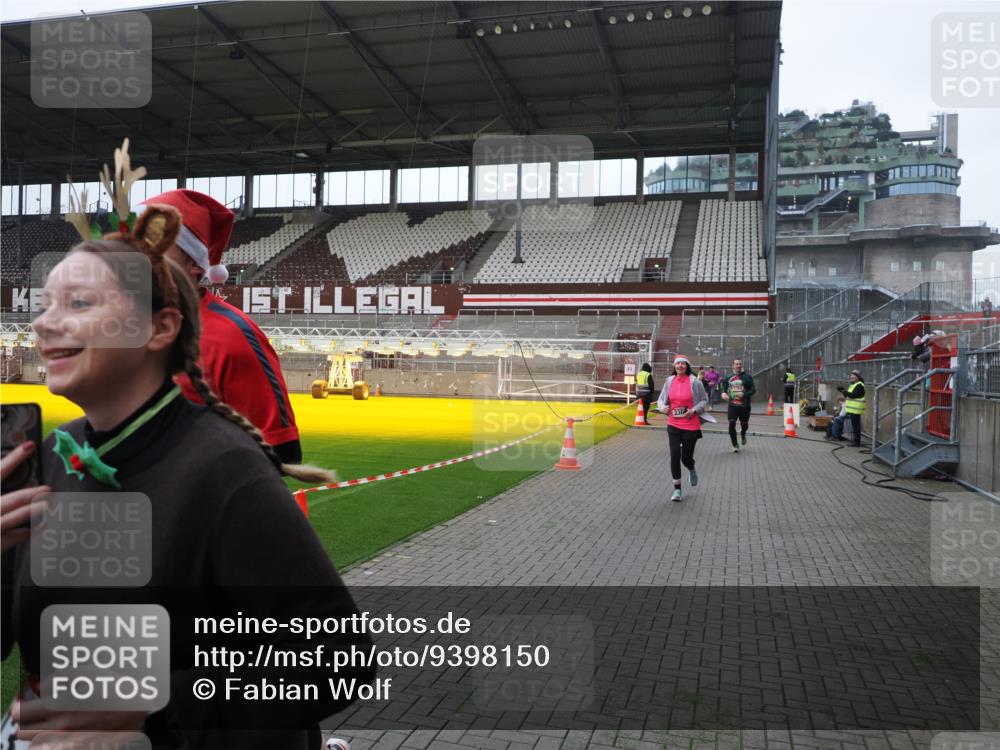 07.12.2025 - St. Pauli X-Mass-Run No. 15 Fabian Wolf http://msf.ph/oto/9398150 07.12.2025 10:49:16 Ziel 191, 194, 471, 1155, 1166, 1274, 1370, 1372, 2764, 2765, 2921, 2933, 3366, 3369 meine-sportfotos.de