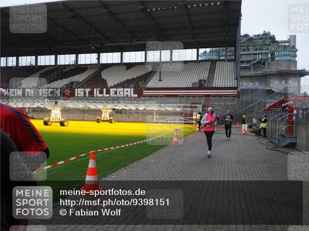 07.12.2025 - St. Pauli X-Mass-Run No. 15 Fabian Wolf http://msf.ph/oto/9398151 07.12.2025 10:49:16 Ziel 191, 194, 471, 1155, 1166, 1274, 1370, 1372, 2764, 2765, 2921, 2933, 3366, 3369 meine-sportfotos.de