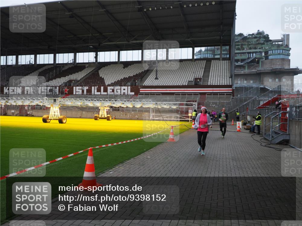 07.12.2025 - St. Pauli X-Mass-Run No. 15 Fabian Wolf http://msf.ph/oto/9398152 07.12.2025 10:49:16 Ziel 191, 194, 471, 1155, 1166, 1274, 1370, 1372, 2764, 2765, 2921, 2933, 3366, 3369 meine-sportfotos.de