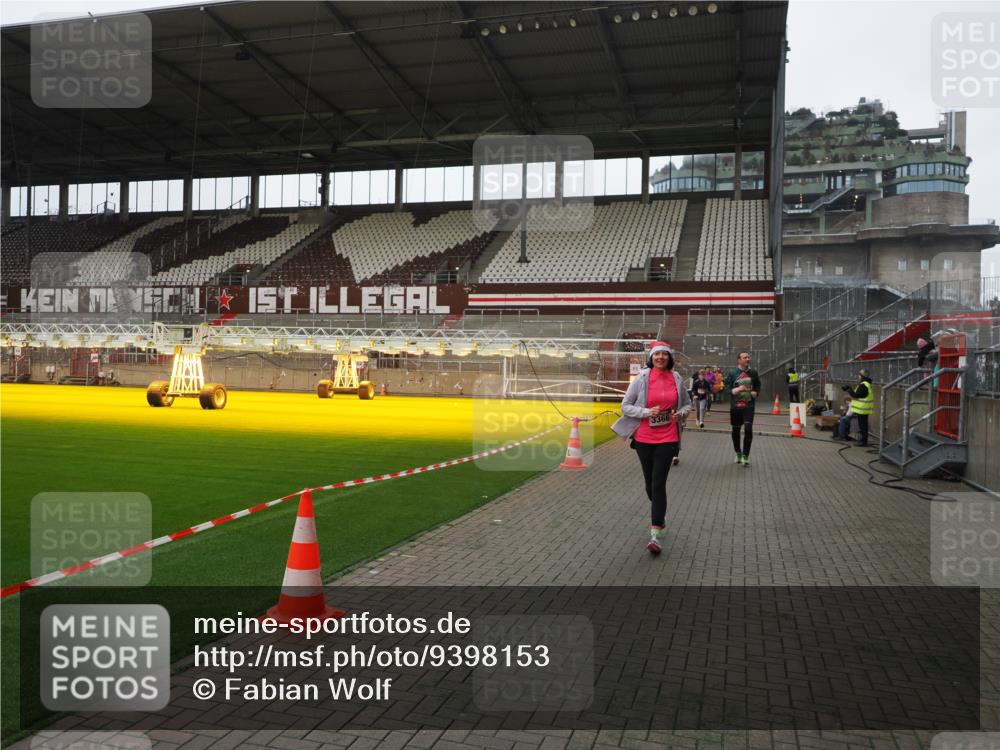 07.12.2025 - St. Pauli X-Mass-Run No. 15 Fabian Wolf http://msf.ph/oto/9398153 07.12.2025 10:49:17 Ziel 191, 194, 471, 1155, 1274, 1370, 1372, 1663, 2764, 2765, 2921, 2933, 3366, 3369 meine-sportfotos.de
