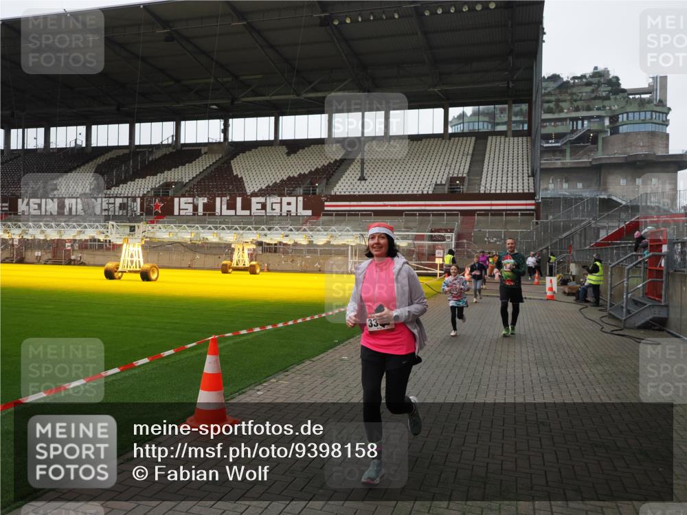 07.12.2025 - St. Pauli X-Mass-Run No. 15 Fabian Wolf http://msf.ph/oto/9398158 07.12.2025 10:49:18 Ziel 191, 194, 471, 1155, 1273, 1274, 1370, 1372, 1663, 2764, 2765, 2921, 2933, 3366, 3369 meine-sportfotos.de