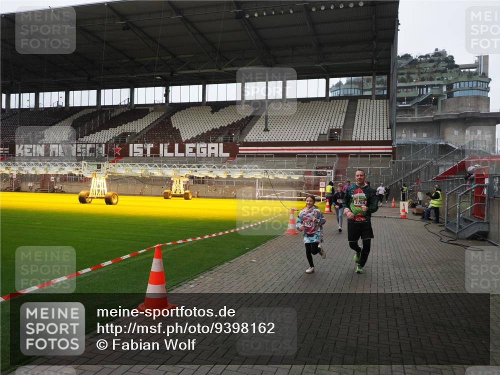 07.12.2025 - St. Pauli X-Mass-Run No. 15 Fabian Wolf http://msf.ph/oto/9398162 07.12.2025 10:49:19 Ziel 191, 194, 471, 1155, 1273, 1274, 1370, 1372, 1663, 2764, 2765, 2921, 2933, 3366, 3369 meine-sportfotos.de