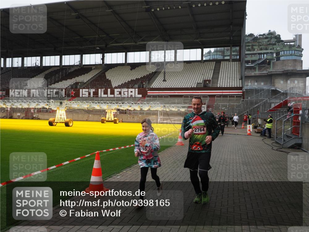 07.12.2025 - St. Pauli X-Mass-Run No. 15 Fabian Wolf http://msf.ph/oto/9398165 07.12.2025 10:49:21 Ziel 191, 194, 471, 1273, 1274, 1370, 1372, 1663, 2421, 2764, 2765, 2921, 2933, 3366, 3369 meine-sportfotos.de