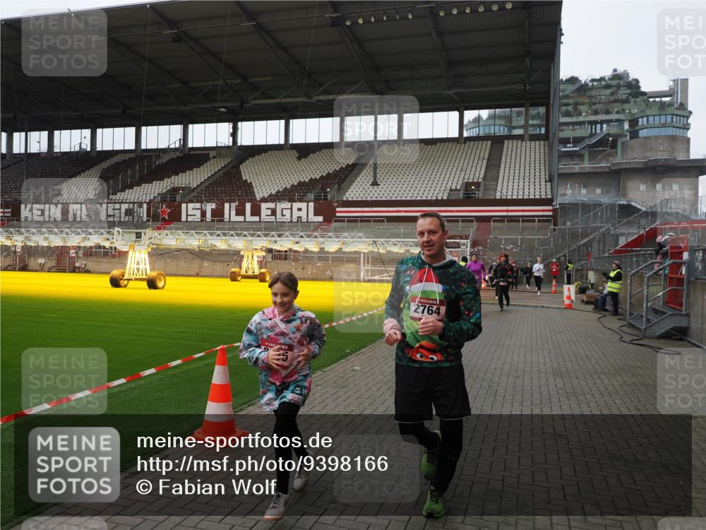 07.12.2025 - St. Pauli X-Mass-Run No. 15 Fabian Wolf http://msf.ph/oto/9398166 07.12.2025 10:49:21 Ziel 191, 194, 471, 1273, 1274, 1370, 1372, 1663, 2421, 2764, 2765, 2921, 2933, 3366, 3369 meine-sportfotos.de