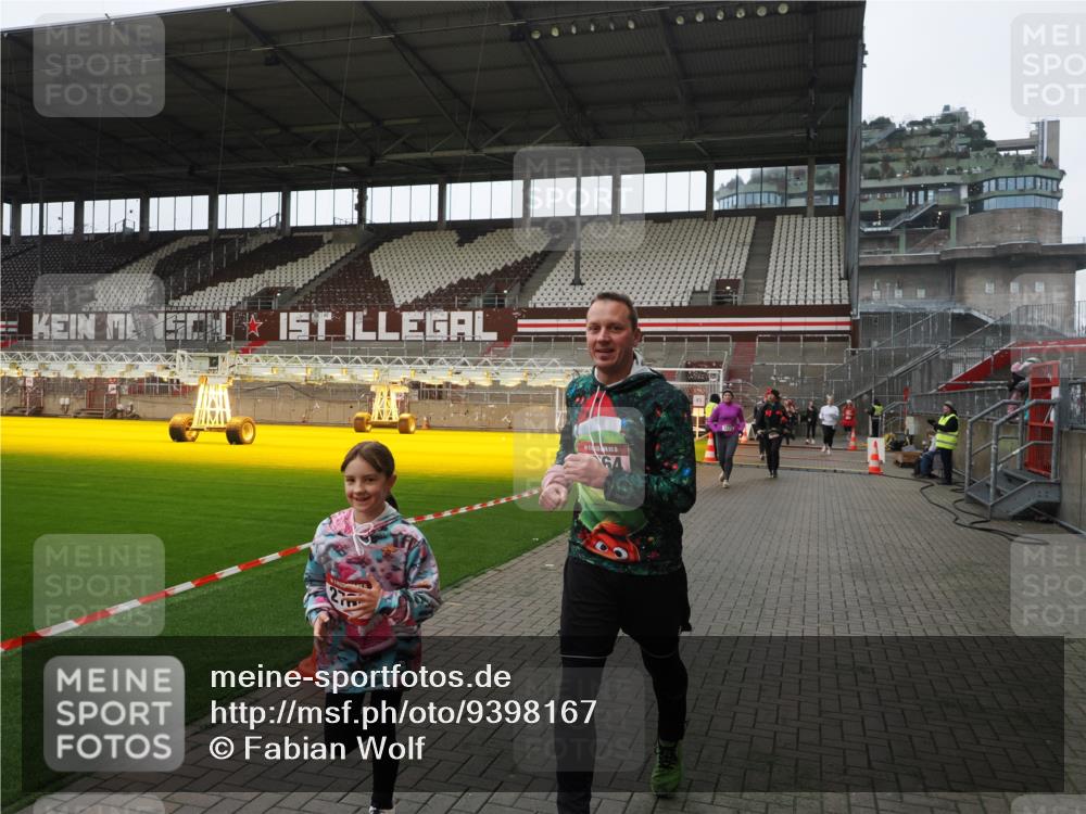 07.12.2025 - St. Pauli X-Mass-Run No. 15 Fabian Wolf http://msf.ph/oto/9398167 07.12.2025 10:49:21 Ziel 191, 194, 471, 1273, 1274, 1370, 1372, 1663, 2421, 2764, 2765, 2921, 2933, 3366, 3369 meine-sportfotos.de