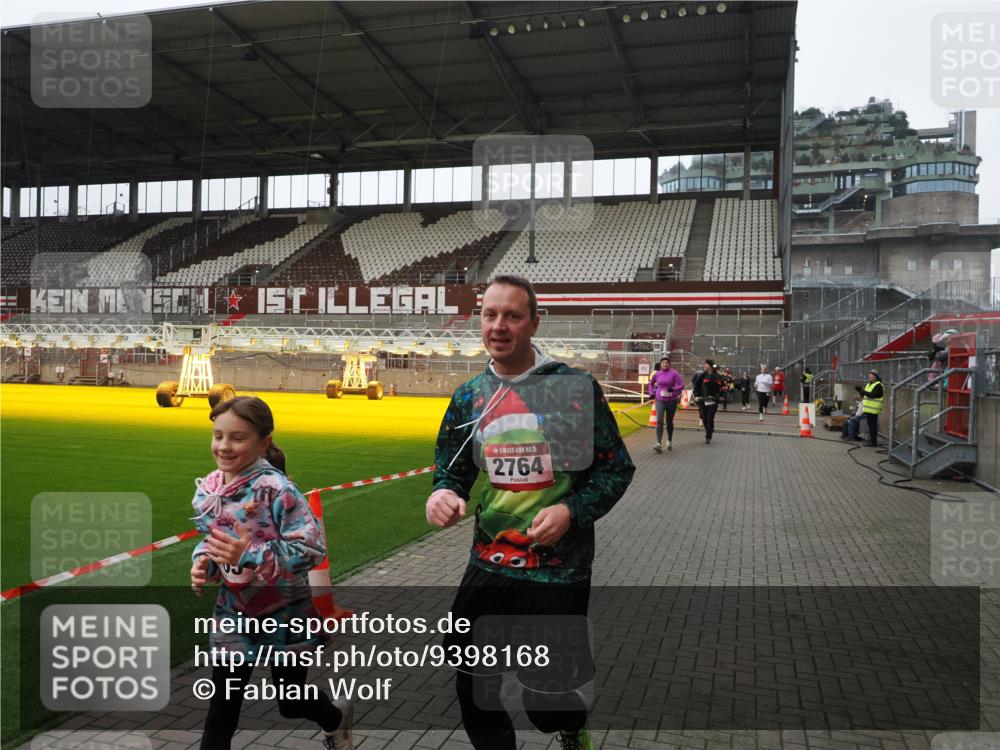 07.12.2025 - St. Pauli X-Mass-Run No. 15 Fabian Wolf http://msf.ph/oto/9398168 07.12.2025 10:49:21 Ziel 191, 194, 471, 1273, 1274, 1370, 1372, 1663, 2421, 2764, 2765, 2921, 2933, 3366, 3369 meine-sportfotos.de