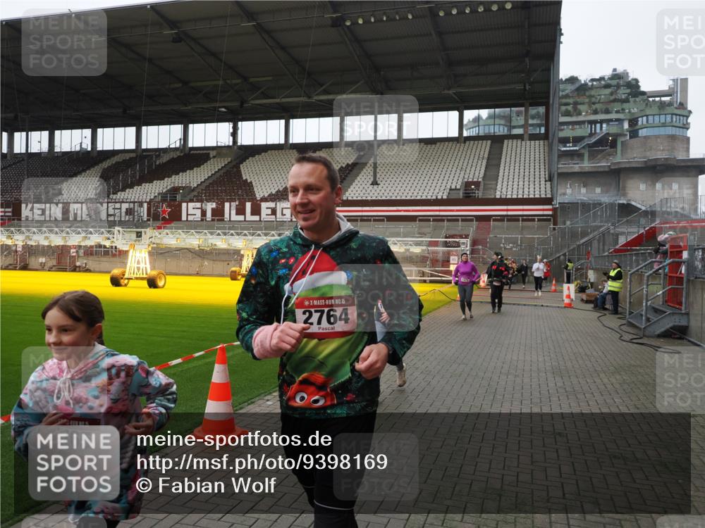 07.12.2025 - St. Pauli X-Mass-Run No. 15 Fabian Wolf http://msf.ph/oto/9398169 07.12.2025 10:49:21 Ziel 191, 194, 471, 1273, 1274, 1370, 1372, 1663, 2421, 2764, 2765, 2921, 2933, 3366, 3369 meine-sportfotos.de