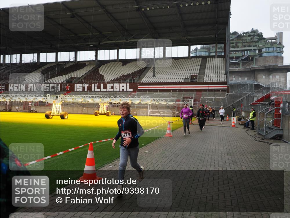 07.12.2025 - St. Pauli X-Mass-Run No. 15 Fabian Wolf http://msf.ph/oto/9398170 07.12.2025 10:49:22 Ziel 191, 194, 471, 890, 1273, 1274, 1370, 1372, 1663, 2421, 2764, 2765, 2921, 2933, 3366 meine-sportfotos.de
