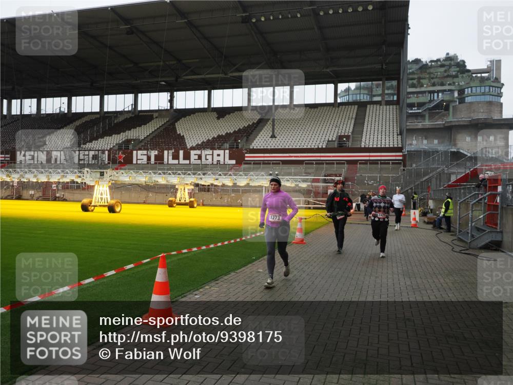 07.12.2025 - St. Pauli X-Mass-Run No. 15 Fabian Wolf http://msf.ph/oto/9398175 07.12.2025 10:49:24 Ziel 191, 194, 471, 890, 1273, 1274, 1370, 1372, 1663, 2299, 2301, 2421, 2764, 2765, 2921, 2933, 3366 meine-sportfotos.de