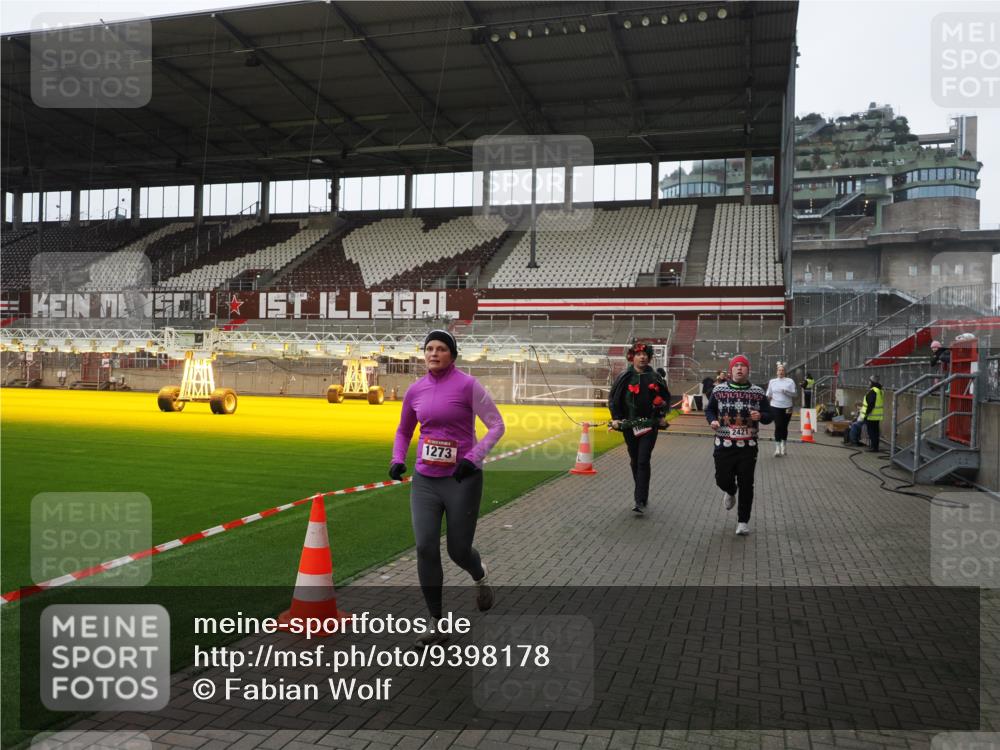 07.12.2025 - St. Pauli X-Mass-Run No. 15 Fabian Wolf http://msf.ph/oto/9398178 07.12.2025 10:49:25 Ziel 890, 1273, 1274, 1370, 1372, 1663, 2299, 2301, 2421, 2764, 2765, 2921, 2933, 3366 meine-sportfotos.de