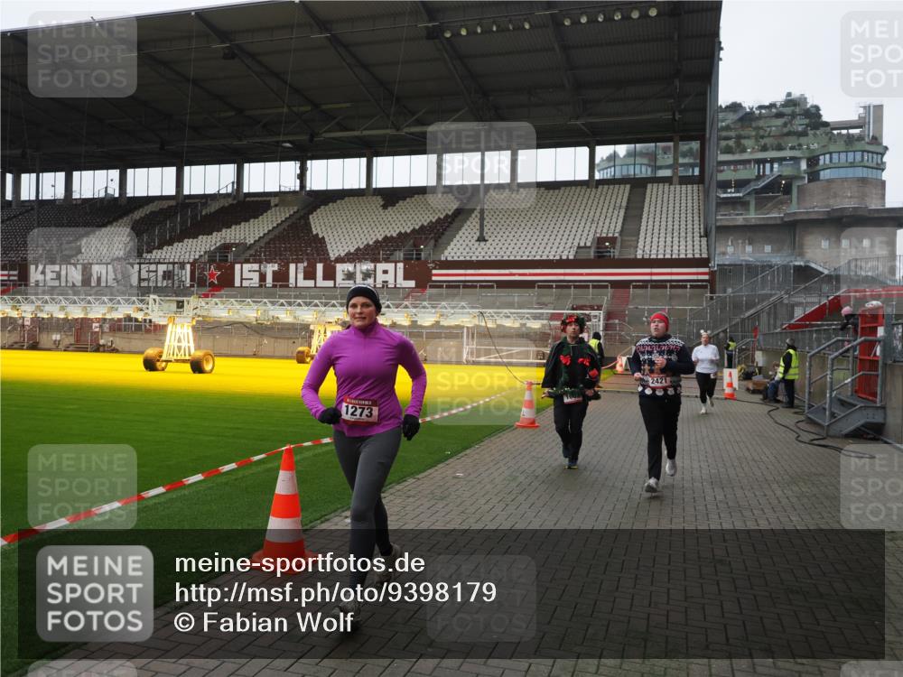 07.12.2025 - St. Pauli X-Mass-Run No. 15 Fabian Wolf http://msf.ph/oto/9398179 07.12.2025 10:49:25 Ziel 890, 1273, 1274, 1370, 1372, 1663, 2299, 2301, 2421, 2764, 2765, 2921, 2933, 3366 meine-sportfotos.de