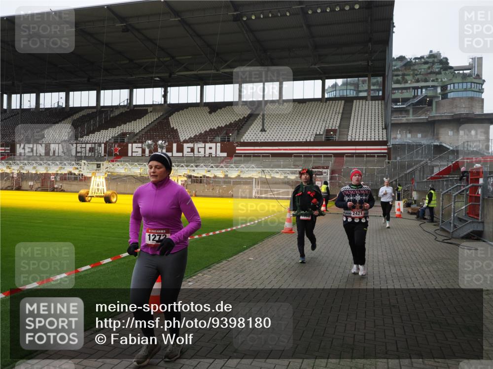 07.12.2025 - St. Pauli X-Mass-Run No. 15 Fabian Wolf http://msf.ph/oto/9398180 07.12.2025 10:49:25 Ziel 890, 1273, 1274, 1370, 1372, 1663, 2299, 2301, 2421, 2764, 2765, 2921, 2933, 3366 meine-sportfotos.de