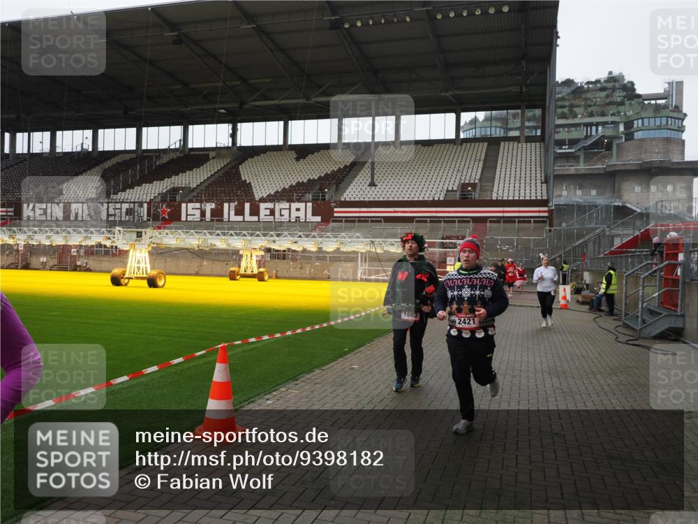07.12.2025 - St. Pauli X-Mass-Run No. 15 Fabian Wolf http://msf.ph/oto/9398182 07.12.2025 10:49:26 Ziel 157, 890, 1273, 1274, 1370, 1372, 1663, 2299, 2301, 2421, 2764, 2765, 3366 meine-sportfotos.de