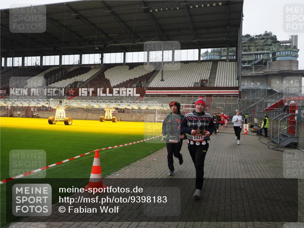 07.12.2025 - St. Pauli X-Mass-Run No. 15 Fabian Wolf http://msf.ph/oto/9398183 07.12.2025 10:49:26 Ziel 157, 890, 1273, 1274, 1370, 1372, 1663, 2299, 2301, 2421, 2764, 2765, 3366 meine-sportfotos.de