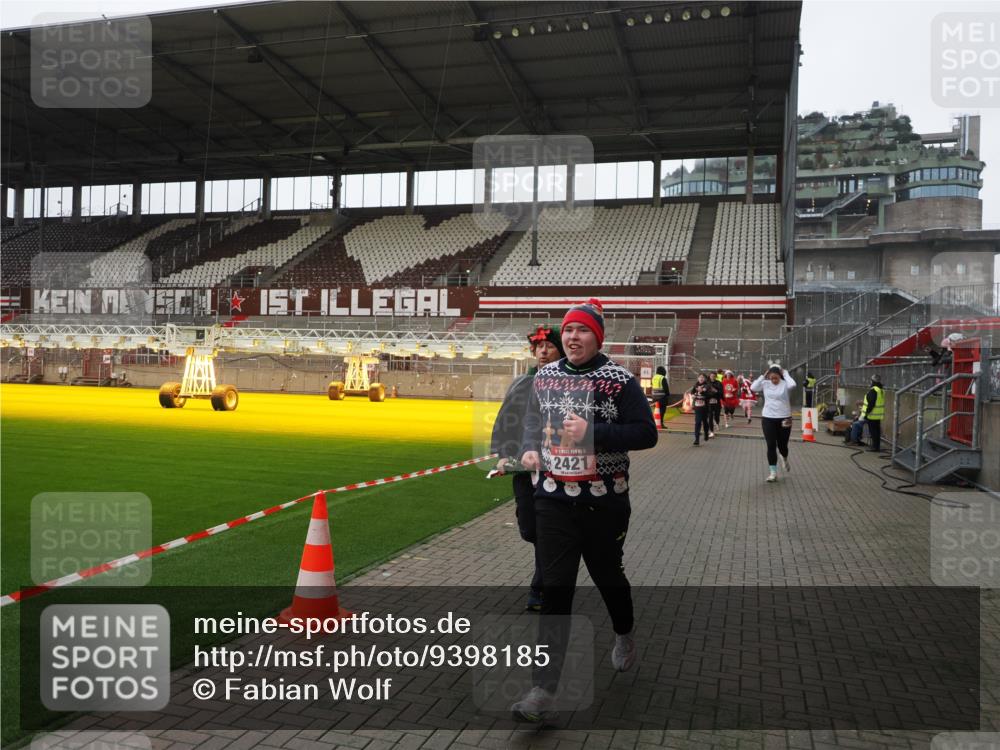 07.12.2025 - St. Pauli X-Mass-Run No. 15 Fabian Wolf http://msf.ph/oto/9398185 07.12.2025 10:49:27 Ziel 157, 890, 1179, 1273, 1274, 1370, 1372, 1663, 2299, 2301, 2421, 2764, 2765, 3366 meine-sportfotos.de