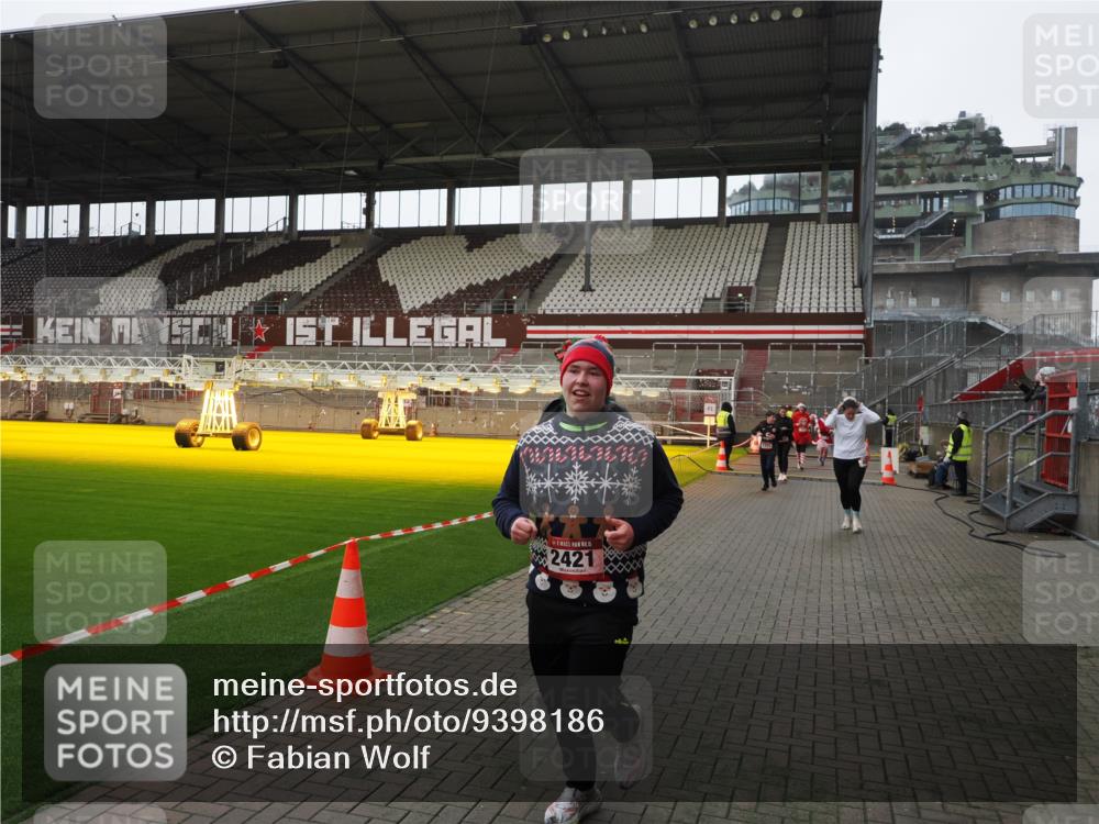 07.12.2025 - St. Pauli X-Mass-Run No. 15 Fabian Wolf http://msf.ph/oto/9398186 07.12.2025 10:49:27 Ziel 157, 890, 1179, 1273, 1274, 1370, 1372, 1663, 2299, 2301, 2421, 2764, 2765, 3366 meine-sportfotos.de