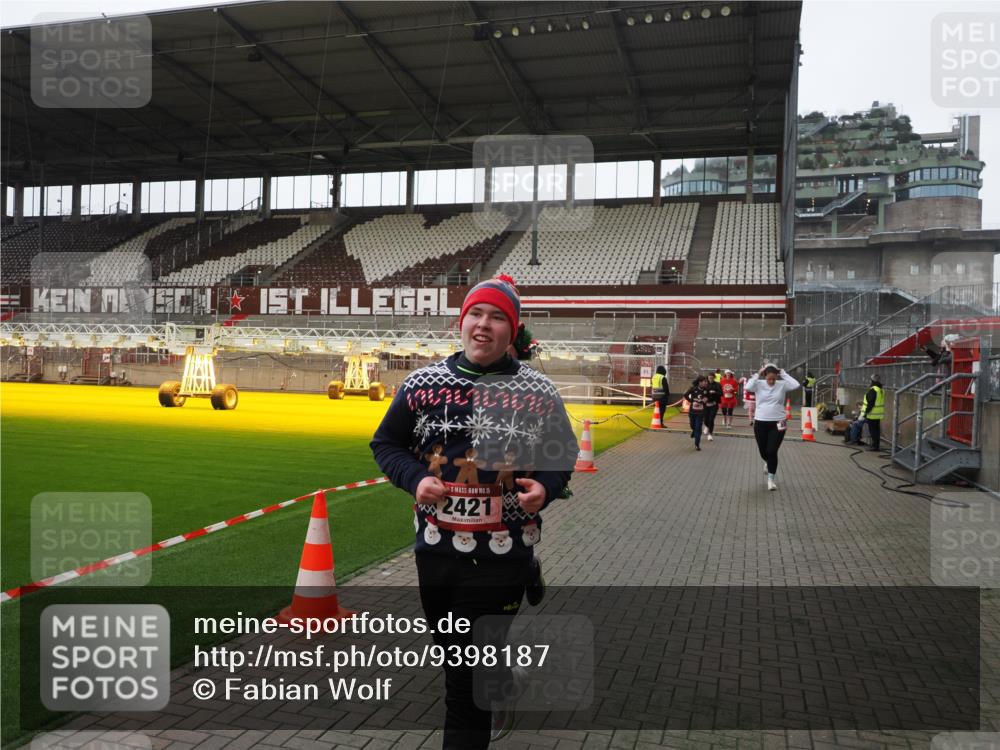 07.12.2025 - St. Pauli X-Mass-Run No. 15 Fabian Wolf http://msf.ph/oto/9398187 07.12.2025 10:49:27 Ziel 157, 890, 1179, 1273, 1274, 1370, 1372, 1663, 2299, 2301, 2421, 2764, 2765, 3366 meine-sportfotos.de