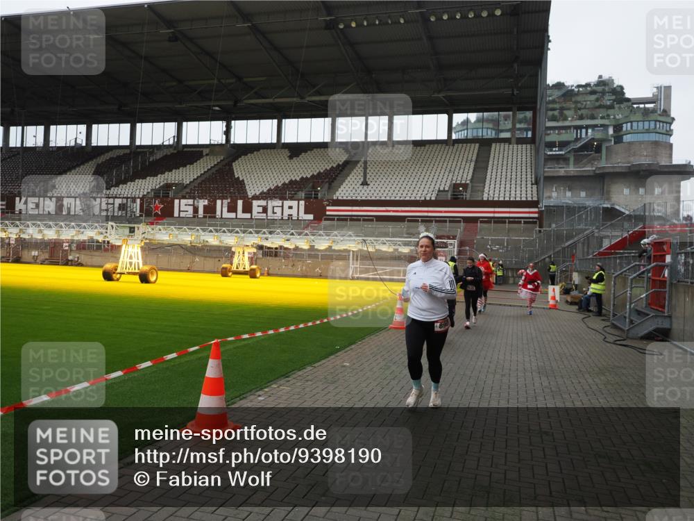 07.12.2025 - St. Pauli X-Mass-Run No. 15 Fabian Wolf http://msf.ph/oto/9398190 07.12.2025 10:49:29 Ziel 157, 890, 1179, 1273, 1274, 1663, 2299, 2301, 2421, 2764, 2765, 3366 meine-sportfotos.de