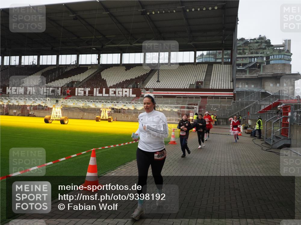 07.12.2025 - St. Pauli X-Mass-Run No. 15 Fabian Wolf http://msf.ph/oto/9398192 07.12.2025 10:49:30 Ziel 157, 890, 1179, 1273, 1274, 1663, 2299, 2301, 2421, 2764, 2765, 3366 meine-sportfotos.de