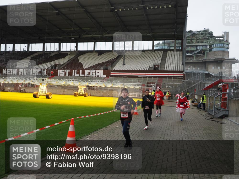 07.12.2025 - St. Pauli X-Mass-Run No. 15 Fabian Wolf http://msf.ph/oto/9398196 07.12.2025 10:49:32 Ziel 157, 890, 1179, 1273, 1274, 1663, 2299, 2301, 2421, 2764, 2765 meine-sportfotos.de